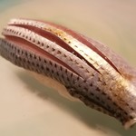 たかおか - (10)小鰭(千葉県木更津産)
      産卵期は春。小鰭の旬は夏。
      美しい皮目に期待が高まります。
      何より香りが良い。
      塩振りと〆具合は旨みのバランスが取れており、脂も適度にのって素直に美味しい。