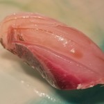 たかおか - (11)縞鯵(千葉県鴨川産、10日熟成)
      産卵期は秋～冬、旬は夏～秋。
      身にキメ細やかなサシが入り、脂がのって旨味も抜群
      しかしスッキリとした後味で軽やかです。