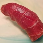 たかおか - (12)本鮪(青森県下前産)の赤身ヅケ
      日本近海の本鮪の産卵期は春～夏、旬は初秋～冬。
      赤身なのに滑らかな口溶け、上品な脂の旨み、ほのかな鉄の味。