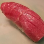 たかおか - (13)本鮪(青森県下前産)の中トロ
      口に入れたとたん滑らかに口溶けし、形が無くなります。
      身にきめ細かく入った脂のサシが美しく、更なる旨みと甘み、微かな酸味を感じます。