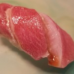 たかおか - (14)本鮪(青森県下前産)の大トロ
      蛇腹でしょうか、より豊潤で濃厚な味わいに悶絶。
      赤身→中とろ→蛇腹と徐々に同系統の味わいが濃く強くなり、本鮪を味わい尽くします。