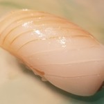 たかおか - (15)墨烏賊(千葉県富津産)
      産卵期は春～初夏、旬は冬～春、寿命1年
      身が硬めで、コリコリするのですが、少し寝かせて適度に軟らかくすると同時に甘さも引き出されています。