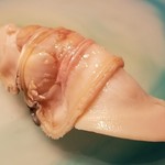 たかおか - (16)煮蛤(千葉県大網白里産)
      非常に柔らかく薄味で煮られた蛤は、噛む毎に身の中から溢れ出す旨みに無口になってしまいます。
      蛤の味わいもいいいですが、穏やかで甘さを控えめにしたツメも好み。