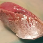 たかおか - (17)真鯵(千葉県浜金谷産)
      産卵期は春～夏、旬は秋～冬。
      肉厚で脂のりが凄まじい！
      味わいも深く濃く、悶絶ものです