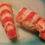 たかおか - (18)車海老(千葉県竹岡産)
      産卵期は初夏～初秋、旬は初夏～初秋。
      茹でたてに絶妙な冷ましを施し、軽めのヅケをしてあります
      ホクホクの旨みとは違った深みのある海老の旨みと甘みを楽しみます