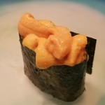 たかおか - (19)蝦夷馬糞雲丹(北海道昆布森産)軍艦巻
      産卵期は夏～秋、旬は初夏～夏
      塩水からザルで水切りしてから軍艦に
      本来は濃厚な甘みとコクが特徴ですが、こちらはサッパリした雑味の無い旨みと甘みが印象的です