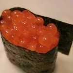 たかおか - (20)イクラ(北海道釧路産)軍艦巻
      プリプリで鮮度が良く、味わいも爽やかなんだけど濃く、抜群に美味しい♪
      海苔との相性が際立ちます。
