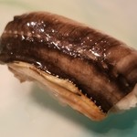 たかおか - (21)真穴子(千葉県富津産)
      産卵期は初夏～初秋、旬は夏～秋
      脂のりが良くて江戸前の穴子の実力を見せつけられました。
      強くないツメがこちららしくて美味しいですね