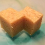 たかおか - (23)玉子
      しっとり軟らか、ほんのりと甘い。
      芝海老の旨みと甘みでしょうか？
      多分、複雑に配合された出汁も入っていそう。