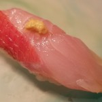 たかおか - (24)金目鯛(千葉県銚子産)のヅケ
      産卵期は夏、旬は秋～晩冬。
      リクエストは金目鯛♪o(^o^)o
      骨とあらで取った出汁で漬け込まれ、金目鯛の美味しさが凝縮しています