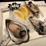 オイスター＆ワイン・シーズン - ◼︎生ガキ（オススメ4種）¥2050
とにかく種類豊富だったのでオマカセで。
食べる順番まで指定してもらいました（笑）。
