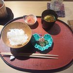 もと井 - 食事（土鍋ご飯、味噌汁、明太子、漬物）