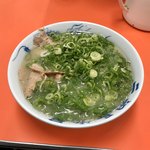 元祖長浜屋 - ［2019/10］ラーメン・カタ・ねぎ多め(550円)