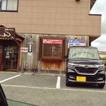 はるりん - お店の前は軽専用駐車スペースです。普通車は店右側の駐車場があります。