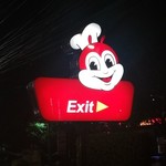 Jollibee F. Cabahug - マクドナルド並に、至る所にジョリビーの顔アイコンが。