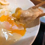たべものや跳扉 - 唐揚げカルボナーラに目玉焼きの黄身をつけたりします♪
