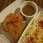 Jollibee F. Cabahug - チキンはオリジナルとスパイシーがある。現地の人はスパイシーが好き。かなり辛め。