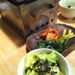 炭火焼 ゆうじ - 【2012.01.26】キャベツサラダとキムチ盛合わせ