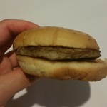 Jollibee F. Cabahug - パテと真ん中にマヨネーズだけのシンプルバーガー