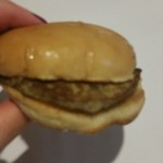 Jollibee F. Cabahug - マックよりバンズ固めで、パテは厚め。