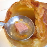 レストラン香味屋 - トリュフとフォアグラのスープ包み焼き・フォアグラアップ（2,070円）