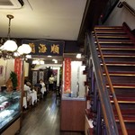 Junkaikaku - 店内の入口　右手は2階への階段