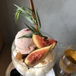 PATISSERIE ASAKO IWAYANAGI - パルフェ フィグ、上から。