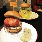 ICON - リンゴバーガー¥1800,自家製ベーコントッピング¥250&マッカンバーガー¥1500