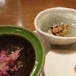 Tsuta Onsen Ryokan - 紫色の小鉢が津軽の郷土料理「すしこ」です。イカ入り！