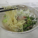 初垂れ　中太で光沢のある麺