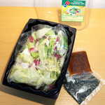 Domino's - 焼肉屋さんのチョレギサラダ（￥486）。レタス・ドレッシング・トッピング（海苔）が個包装でパックされている