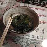 Tsugarukyoudoryourigarugarushinjukutenaomoriizakaya - 当日のお通しは山クラゲ。コリコリの食感と醤油の甘辛い味付けは酒のアテに持って来い。