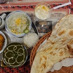 ガネスジ - Cランチ(カレーはほうれん草) & マンゴーラッシー