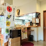 喜一 - 店内。レジの奥が厨房。店主が客を見守りながら黙々と調理してます。