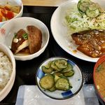 彩葉茶屋 - 日替わりランチ魚。さばの味噌煮、フライドポテト、焼き椎茸。