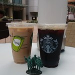 スターバックスコーヒー - 右：アイスコーヒー 313円 、左：豆乳ラテ 421円です