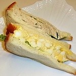 ベーカリー･サンレッド - 卵とツナのサンドイッチ