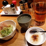 Kushidori - 冷奴（160円）と焼酎番茶割り（250円）
