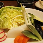 居酒屋 肉菜 - 生野菜が綺麗に盛りあわせ