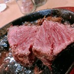 炭火焼きステーキ 肉押し - レアステーキ赤身！