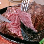 炭火焼きステーキ 肉押し - レア赤身。