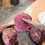 炭火焼きステーキ 肉押し - 赤身ステーキ！