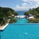 Azure Beach Club - ロビーから眺めるインフィニティプール