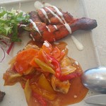 Azure Beach Club - 上はタンドリーチキン、下はマンゴーソースの魚