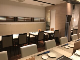 Kuzushi Sushi Kappou Kurage - カウンターとテーブル席
                        カウンターは6席　女性の一人飲みにも。　　テーブルは4卓8席