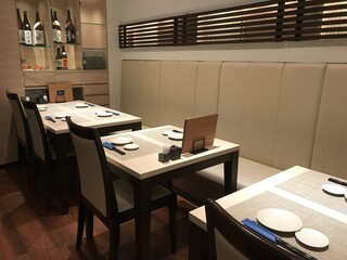 Kuzushi Sushi Kappou Kurage - テーブル席　広めの席はデート、会食、接待どのシーンにも。　
