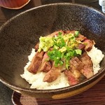 ちどり屋 - カリッとジューシーステーキ丼　990円　※角度を変えて撮影(2019.10.20)