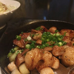 伊達なおもてなしDUCCA - 気仙沼ホルモン。ソースをかけたキャベツを一緒に食べるんですよー。未経験の方は是非お試しを