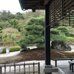 Toushirou No Sato Sakuraa N - 店内から日本庭園「大内四季庭」を望む