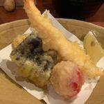 おっちゃんの台所 - お通しが天ぷら！海老もあり、びっくり。たぶんお通し４５０円